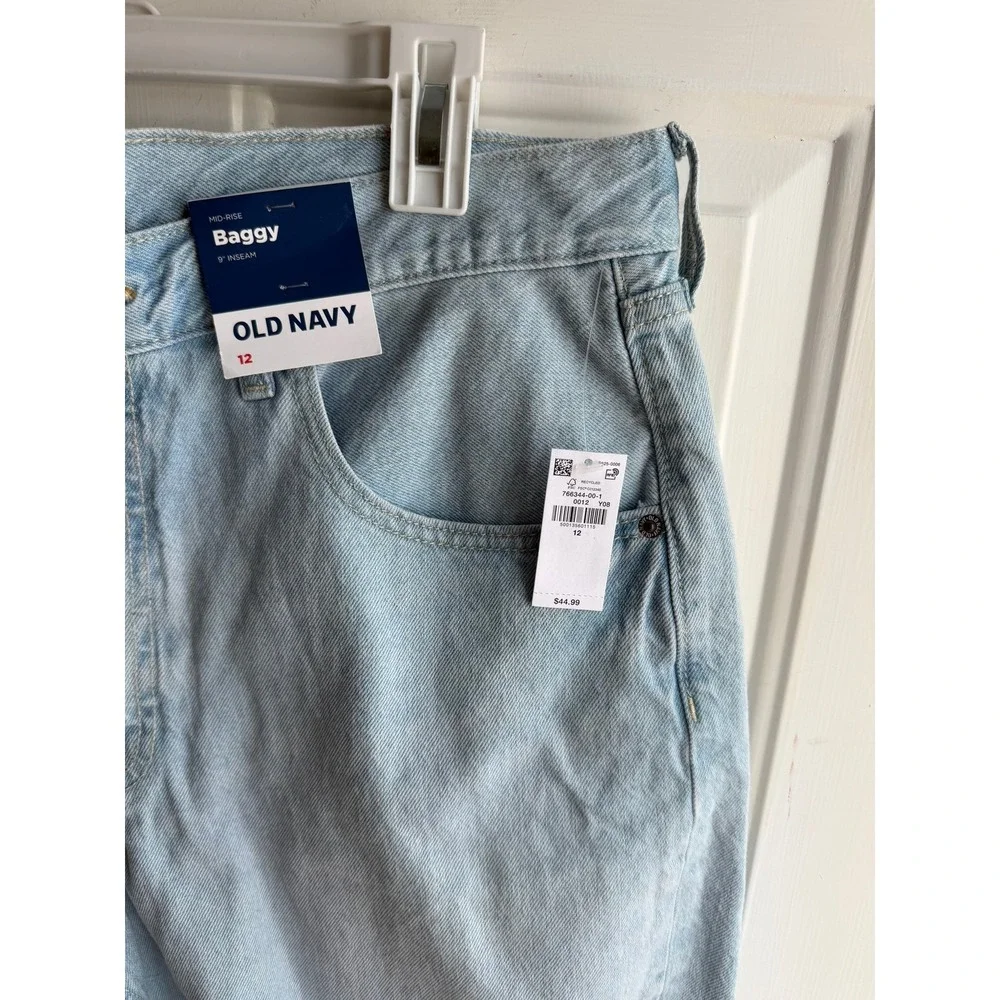 NEW Women's Mid-Rise Light Wash Baggy Cut-Off Jean 9